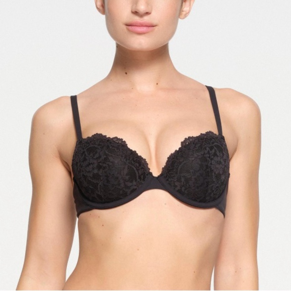 Skims fits every body lace tee shirt bra